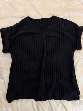Black Ribbed V‑Neck Short Sleeve Sweater Top